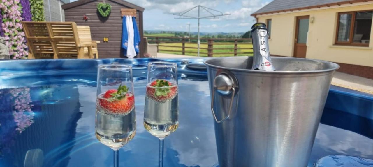 Sunny Bank- Countryside Escape With Private Hot Tub And Countryside Views Villa Carmarthen Exterior foto